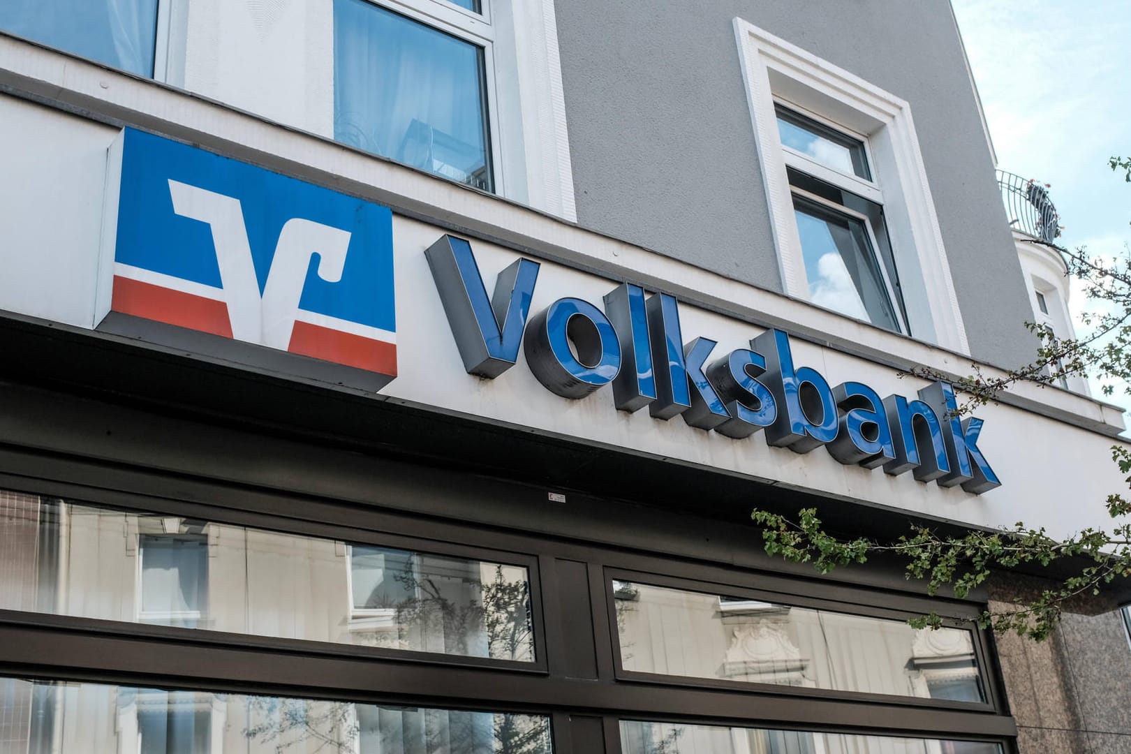 Volksbank-Filiale (Symbolbild): Kunden von zwei Volksbanken müssen schon ab einer Summe von 5.000 Euro Strafzinsen zahlen.