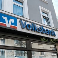 Volksbank-Filiale (Symbolbild): Kunden von zwei Volksbanken müssen schon ab einer Summe von 5.000 Euro Strafzinsen zahlen.