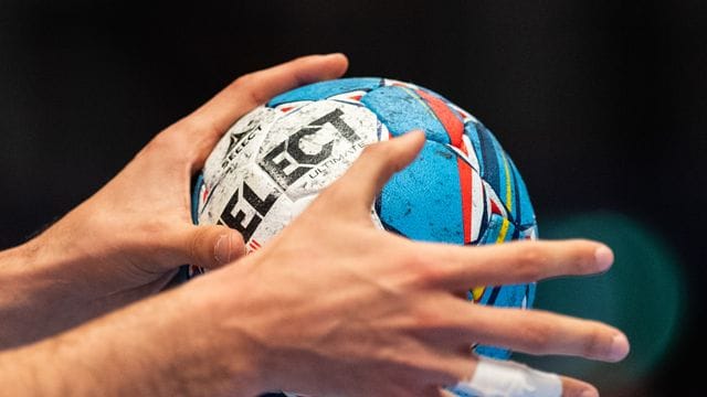 Ein Handballer mit Spielball (Symbolfoto): 2022 findet das Final4-Turnier zum letzten Mal in Hamburg statt. Ein Handballer mit Spielball (Symbolfoto): 2022 findet das Final4-Turnier zum letzten Mal in Hamburg statt.