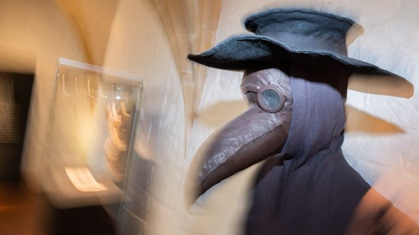 Die Figur eines Pestdoktors mit einer Schnabelmaske steht im Roemer- und Pelizaeus-Museum Hildesheim (RPM) in der Sonderausstellung "Seuchen.