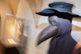 Die Figur eines Pestdoktors mit einer Schnabelmaske steht im Roemer- und Pelizaeus-Museum Hildesheim (RPM) in der Sonderausstellung "Seuchen.