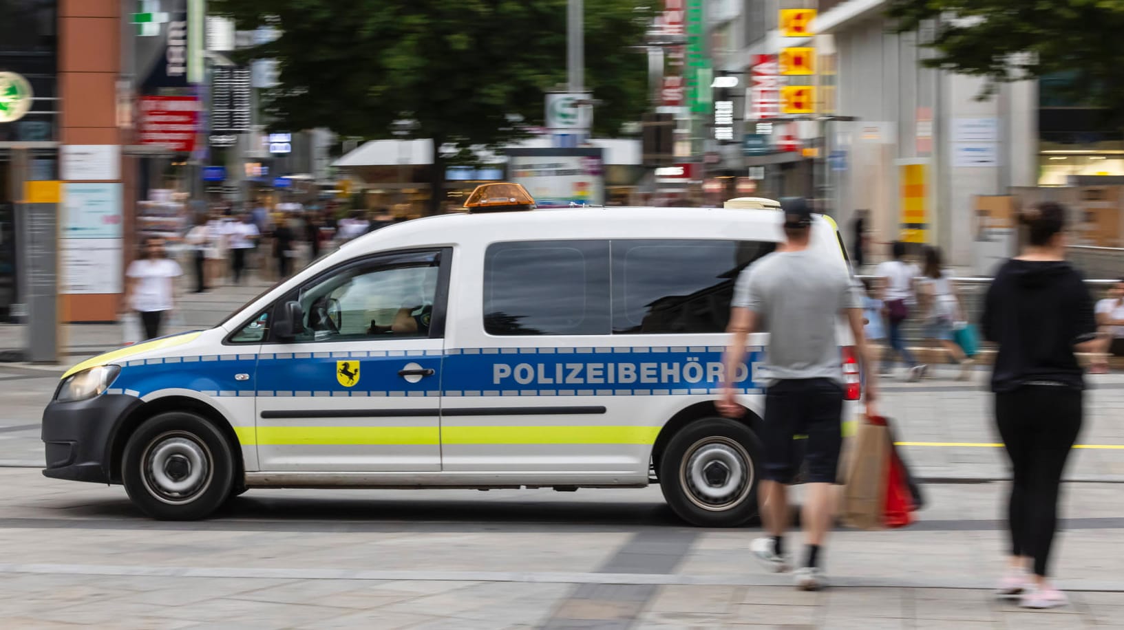 Eine Fahrzeug des Ordnungsamts mit dem Aufschrift "Polizeibehörde" (Archivbild): Davon gibt es derzeit in der Landeshauptstadt zu wenige. Deswegen musste die Verwaltung auf eine Notlösung zurückgreifen.