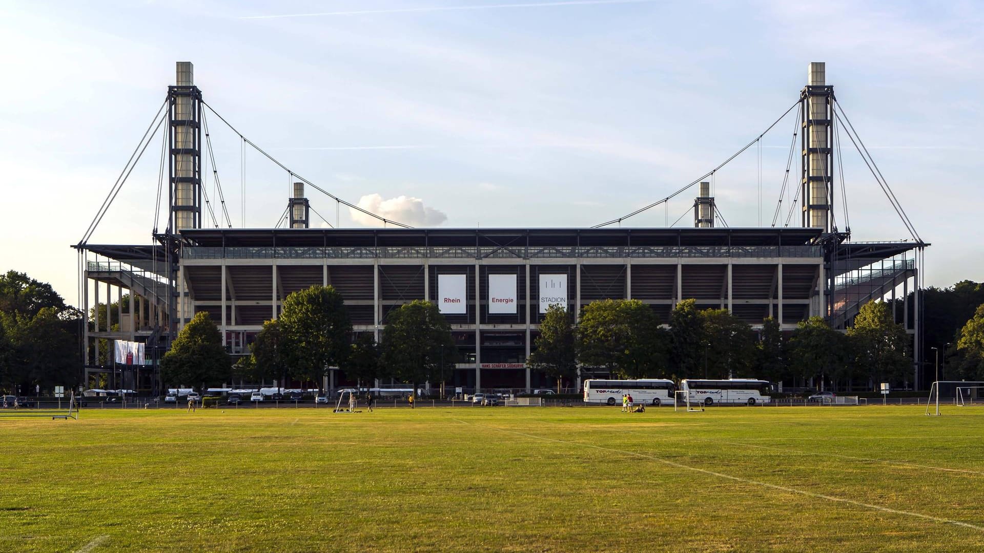Blick auf die über die Jahnwiese auf die Südtribüne des Rheinenergie-Stadions: Bis zu 25.000 Studenten sollen hier am 11. Oktober zum Semesterbeginn begrüßt werden. Blick auf die über die Jahnwiese auf die Südtribüne des Rheinenergie-Stadions: Bis zu 25.000 Studenten sollen hier am 11. Oktober zum Semesterbeginn begrüßt werden.