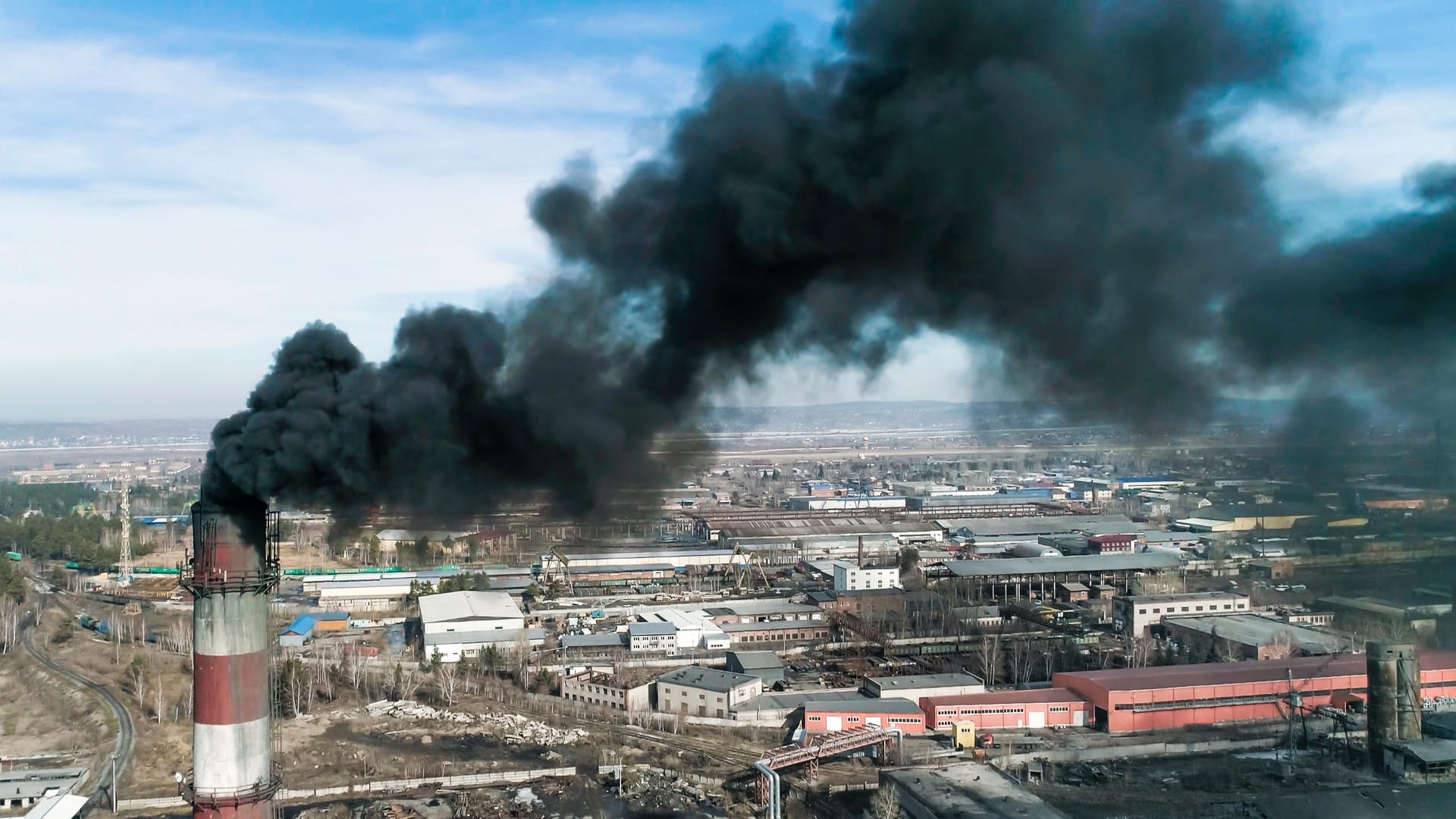 Kohlewerk in China (Symbolbild): Das Land ist von der dreckigen Energiequelle abhängig, doch die Kohle steigt im Preis.