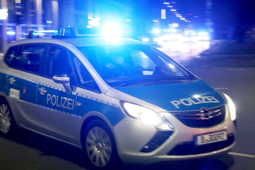 Ein Polizeiwagen fährt zu einem Einsatz (Symbolbild): Die Polizei prüft einen Zusammenhang zur organisierten Kriminalität.