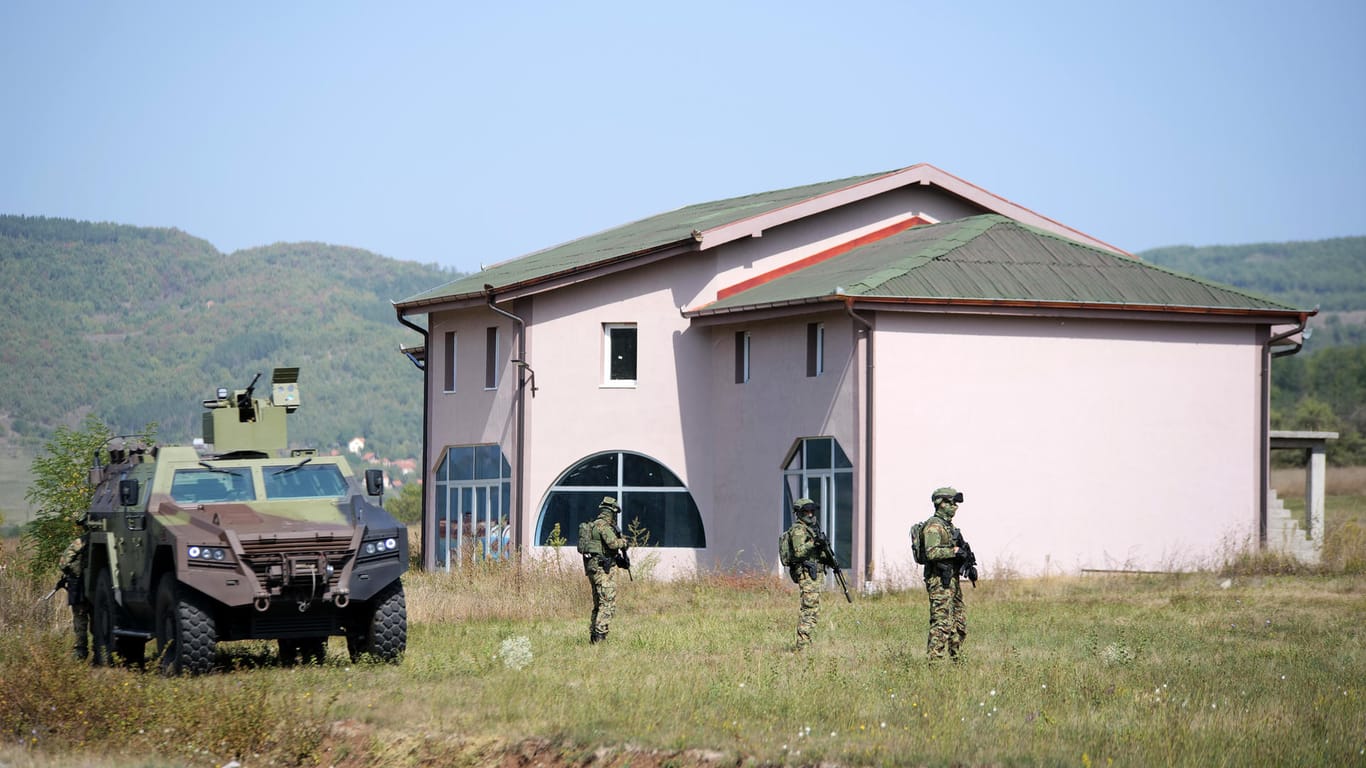 Soldaten im Grenzgebiet: Zwischen dem Kosovo und Serbien war es wegen einer neuen Verordnung über die Zulässigkeit von Kfz-Kennzeichen zu Spannungen gekommen.