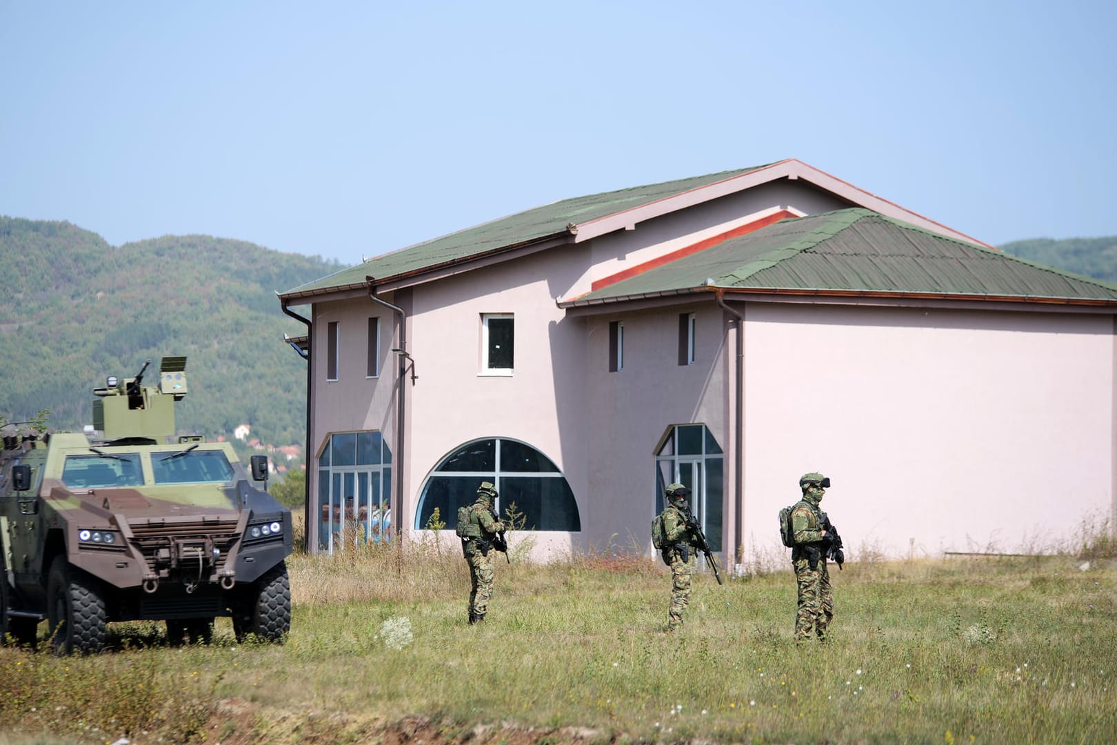 Soldaten im Grenzgebiet: Zwischen dem Kosovo und Serbien war es wegen einer neuen Verordnung über die Zulässigkeit von Kfz-Kennzeichen zu Spannungen gekommen.