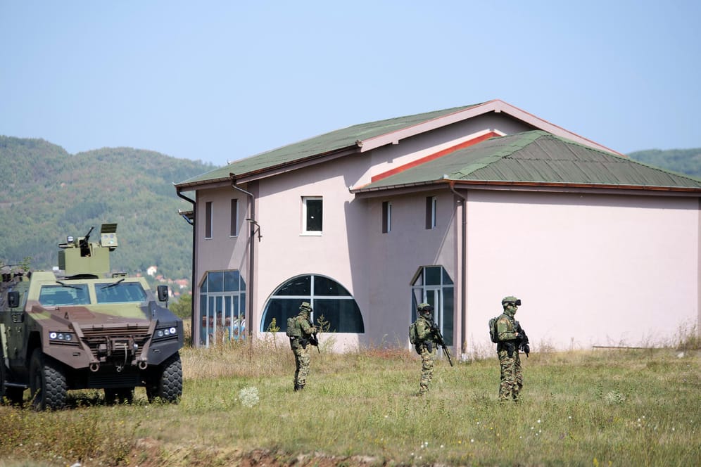 Soldaten im Grenzgebiet: Zwischen dem Kosovo und Serbien war es wegen einer neuen Verordnung über die Zulässigkeit von Kfz-Kennzeichen zu Spannungen gekommen.