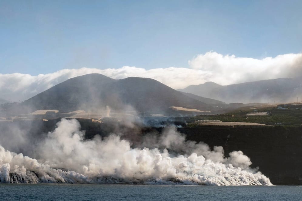 Lava aus dem Vulkan Cumbre Vieja fließt ins Meer bei La Palma: Die abkühlende Gesteinslava bringt die Insel zum Wachsen.