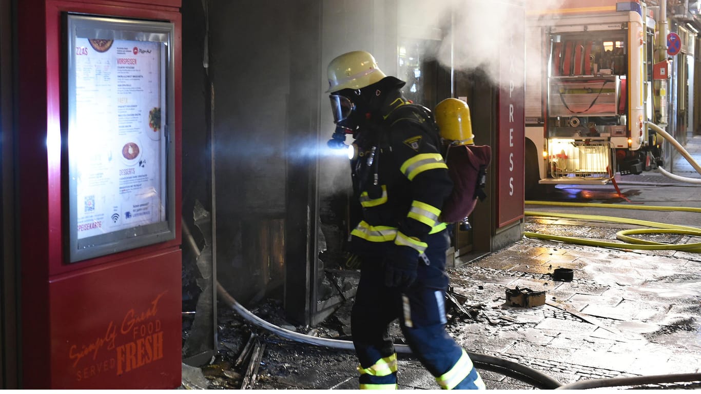Ein Feuerwehrmann am Einsatzort in der Bayerstraße in München: Hier hat ein Pizza-Schnellrestaurant gebrannt.