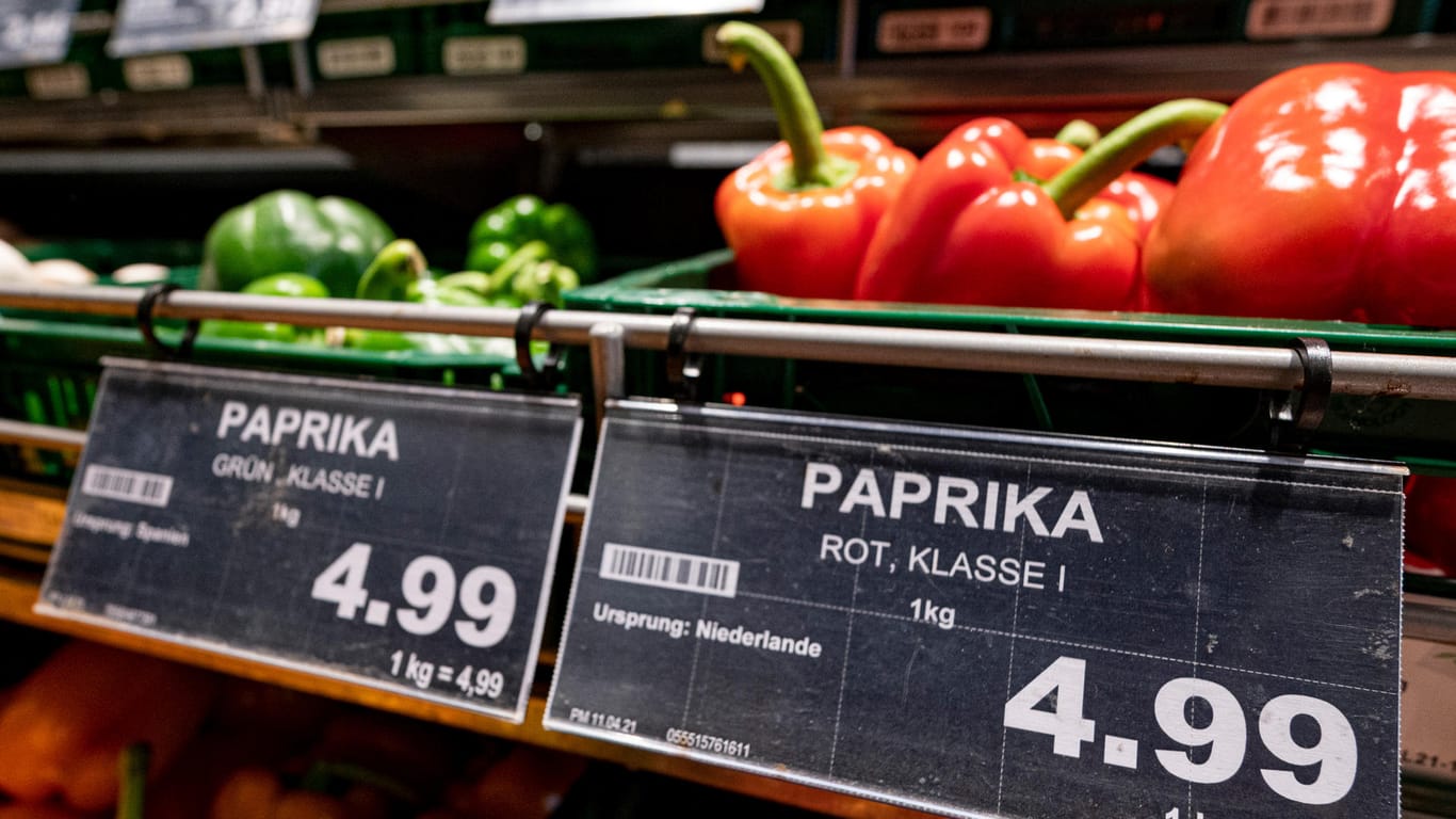 Preisschilder im Supermarkt (Symbolbild): Auch Lebensmittel werden immer teurer.