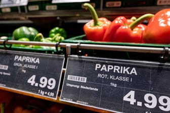 Preisschilder im Supermarkt (Symbolbild): Auch Lebensmittel werden immer teurer.