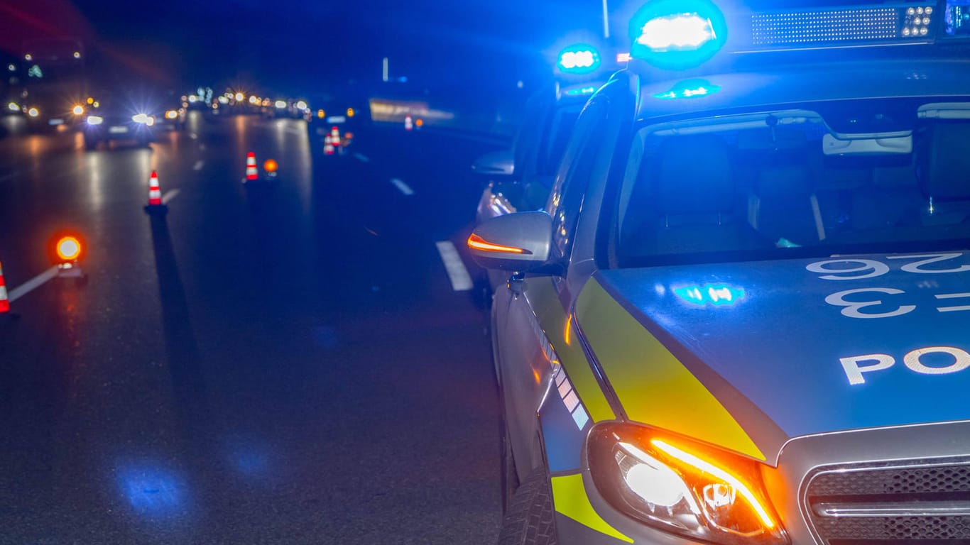Polizeieinsatz mit Blaulicht (Symbolbild): In der Nacht zu Donnerstag überschlug sich ein BMW bei der Auffahrt auf die A73 Richtung Nürnberg.