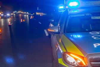 Polizeieinsatz mit Blaulicht (Symbolbild): In der Nacht zu Donnerstag überschlug sich ein BMW bei der Auffahrt auf die A73 Richtung Nürnberg.