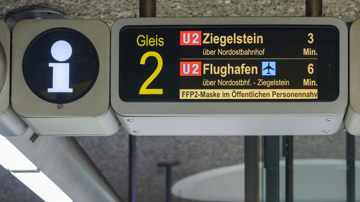Eine Anzeige der U-Bahn-Linie 2 (Archivbild): In Nürnberg hat eine Frau eine Mitarbeiterin der VAG geschlagen.
