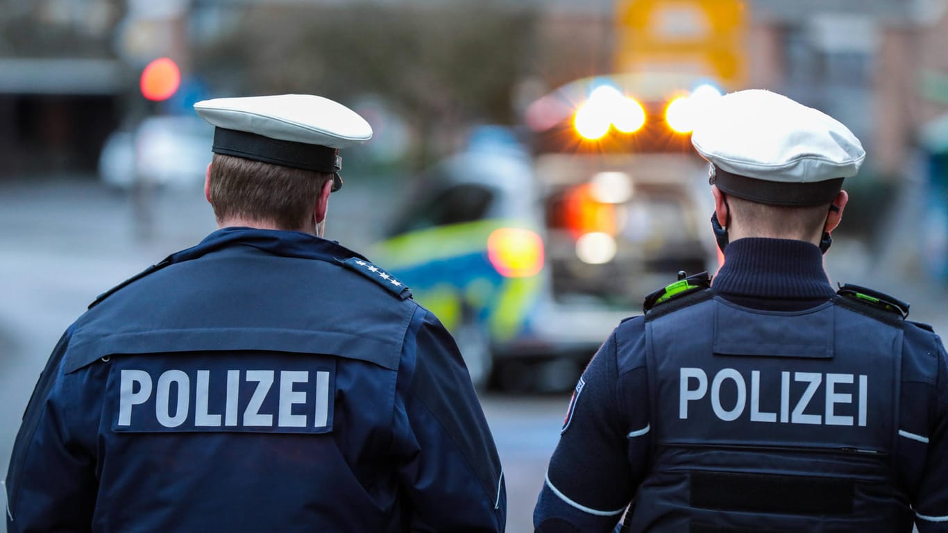 Zwei Polizeibeamte in Uniform (Symbolbild): In Dortmund hat ein Maskenverweigerer einen 62-Jährigen angegriffen.