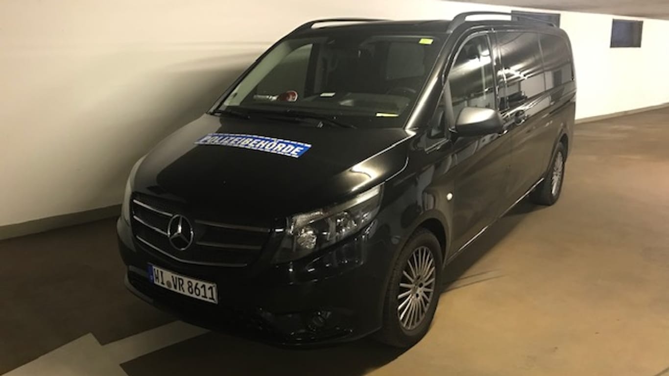 Ein schwarzer Mercedes-Vito: Solche Fahrzeuge fährt das Ordnungsamt in Stuttgart nun ersatzweise.