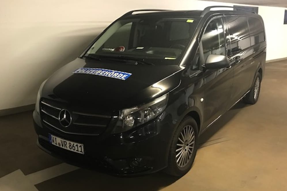 Ein schwarzer Mercedes-Vito: Solche Fahrzeuge fährt das Ordnungsamt in Stuttgart nun ersatzweise.