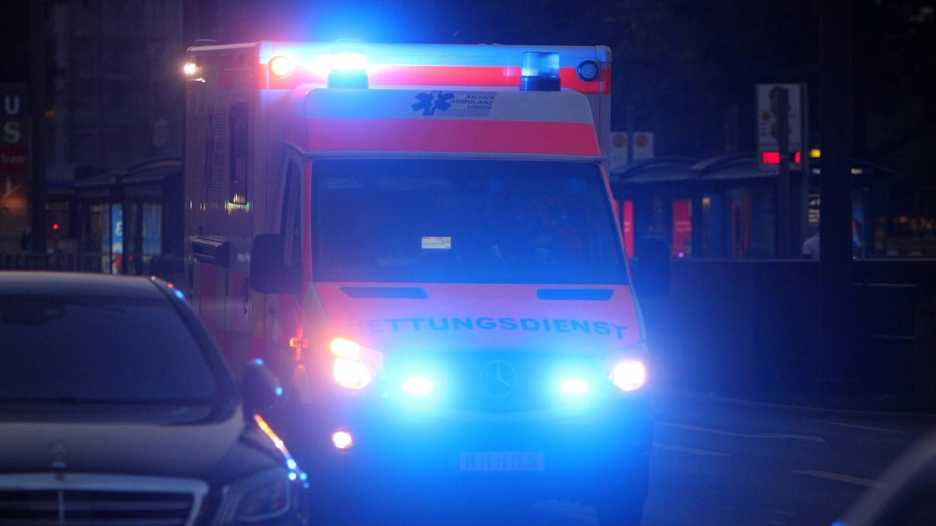 Ein Rettungswagen fährt bei einem Einsatz durch München (Symbolbild): Ein Senior ist nach einem Sturz vom Fahrrad gestorben.