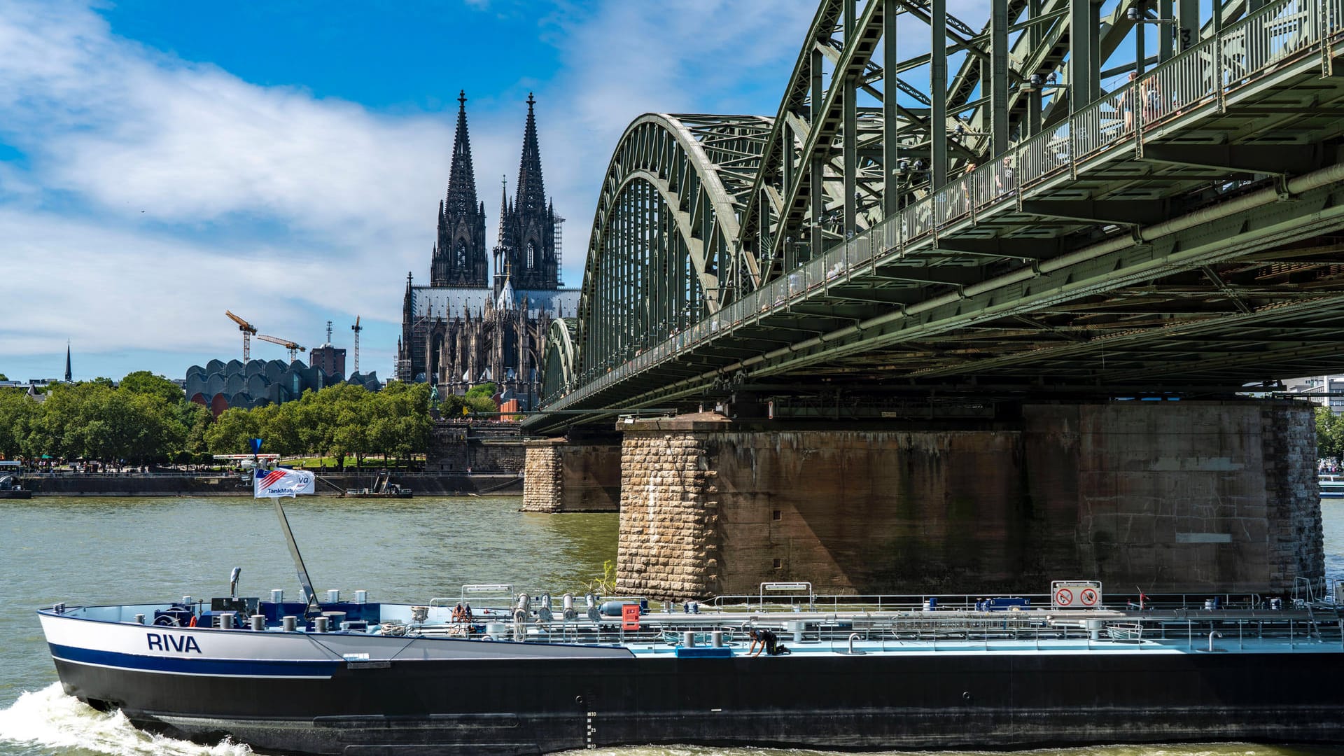 Kölner Dom vom Rheinufer aus gesehen: Engelke hält sich gerne am Rhein auf.