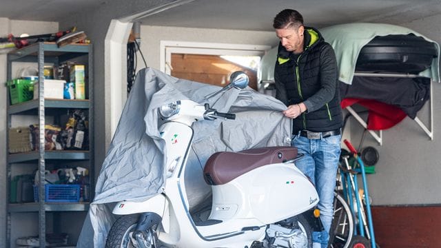 Tschüss, bis nächstes Frühjahr! Wer sein Motorrad oder seinen Motorroller über den Winter nicht benutzt, sollte beim Abstellen einige Dinge beachten.