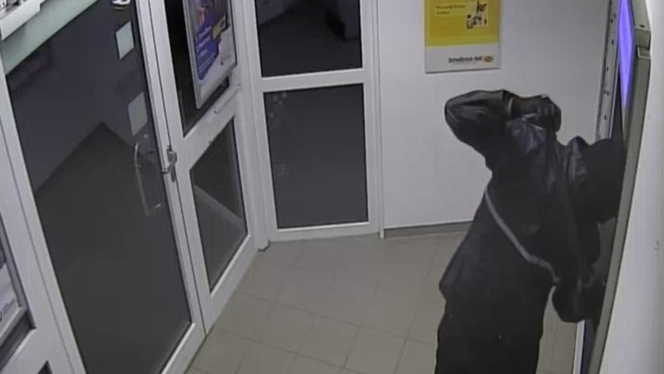Aufnahme einer Überwachungskamera: Einer der Täter macht sich vor der Sprengung mit einem Brechwerkzeug an einem Geldautomaten zu schaffen.