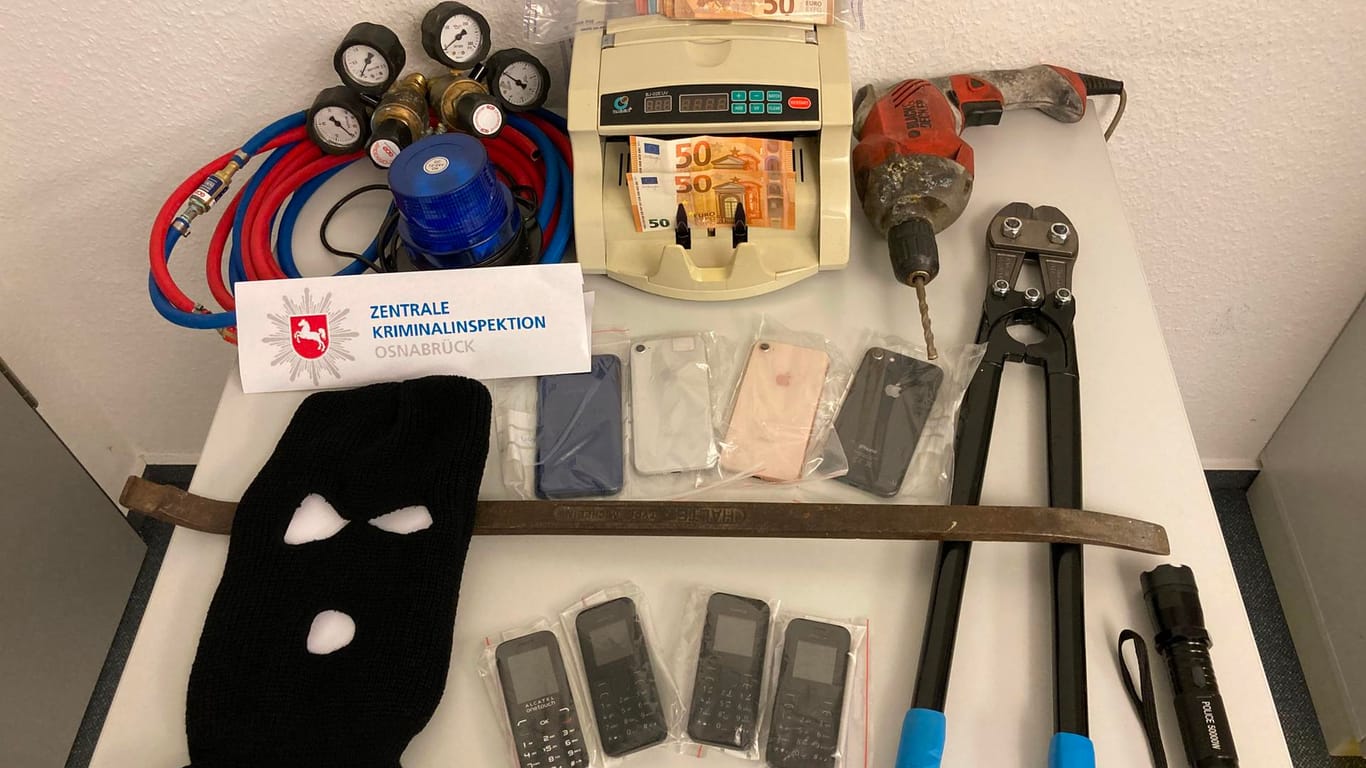 Bei der Durchsuchung am Dienstag sichergestellte Gegenstände: Unter anderem nahm die Polizei eine Geldzählmaschine, mehr als 20 Handys sowie Tatwerkzeug mit.