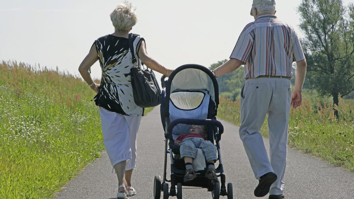 Rentnerpaar mit schlafendem Enkelkind: Die Lebenserwartung in Ost und West gleicht sich an.