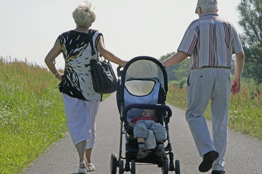 Rentnerpaar mit schlafendem Enkelkind: Die Lebenserwartung in Ost und West gleicht sich an.