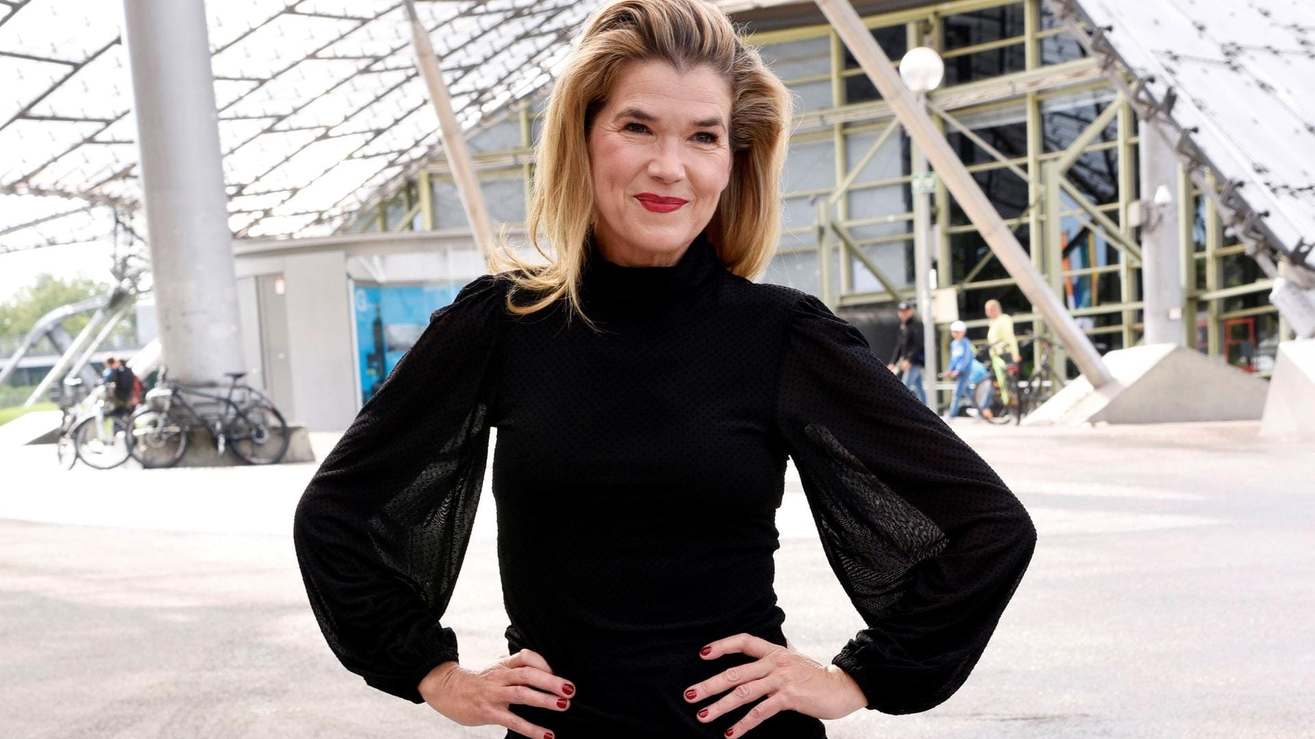 Anke Engelke bei einer Premiere (Archivbild): Die Kölnerin spielt wieder in der Amazon-Comedy-Show "LOL" mit.