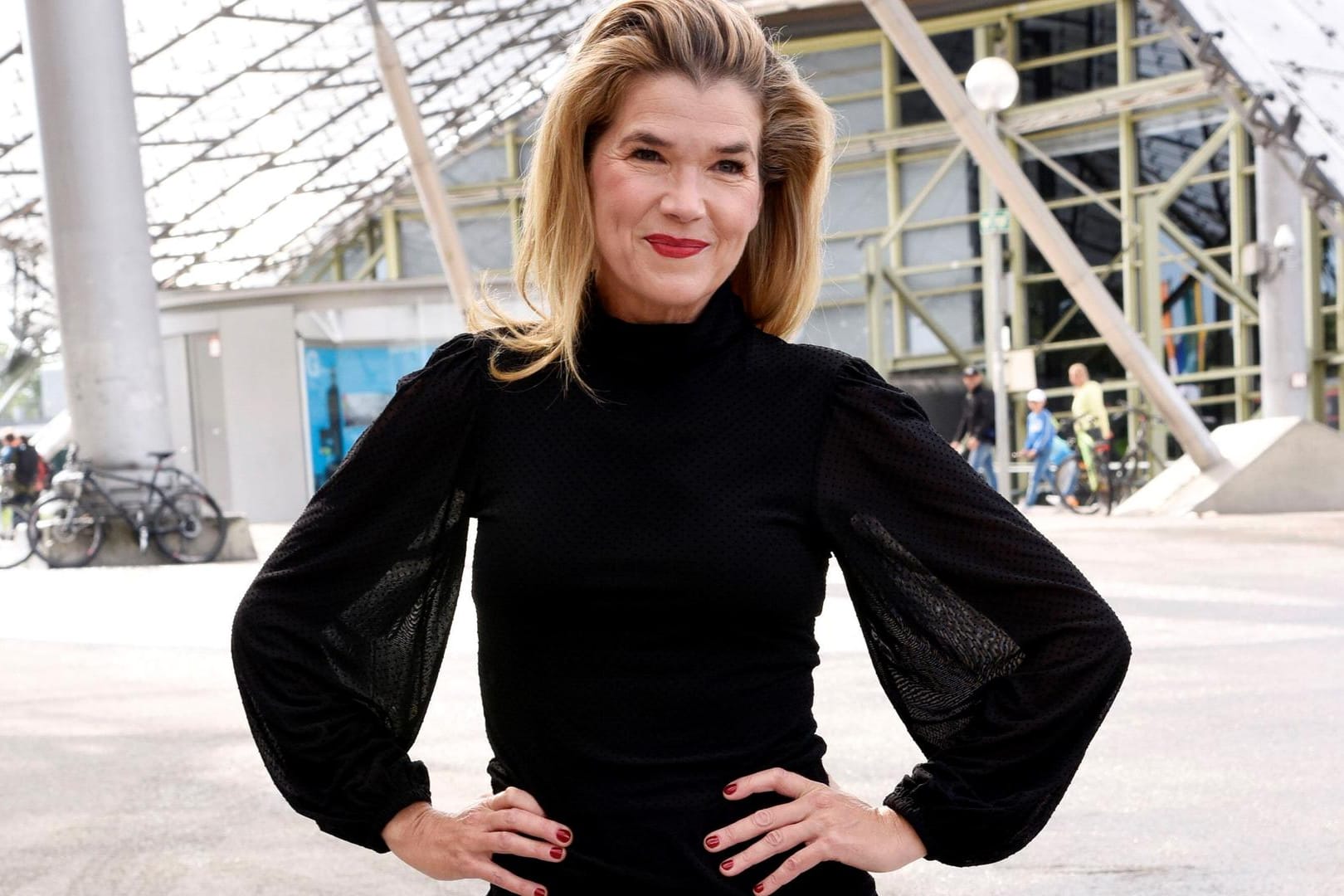 Anke Engelke bei einer Premiere (Archivbild): Die Kölnerin spielt wieder in der Amazon-Comedy-Show "LOL" mit.