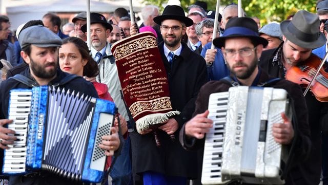 Neue Torarolle für die jüdische Landesgemeinde