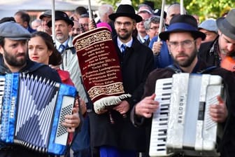 Neue Torarolle für die jüdische Landesgemeinde