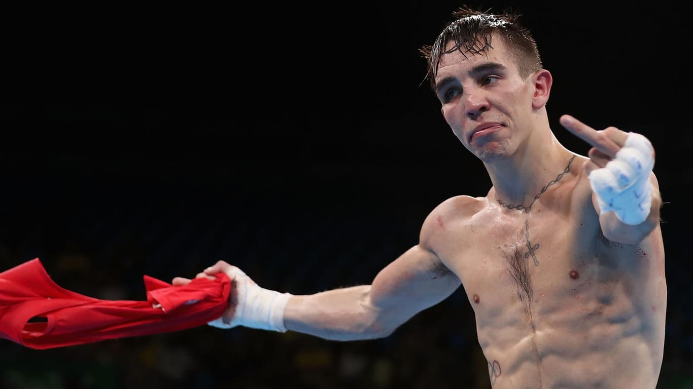 Michael Conlan zeigt 2016 bei Olympia den Mittelfinger: Der irische Boxer warf damals bereits dem Weltverband Betrug vor.