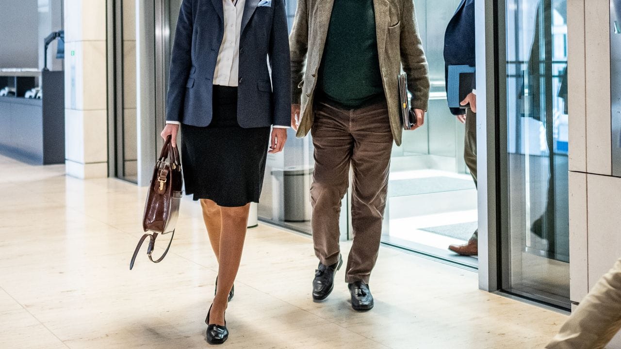 Alice Weidel und Alexander Gauland kommen zur konstituierenden AfD-Fraktionssitzung in den Bundestag. Alice Weidel und Alexander Gauland kommen zur konstituierenden AfD-Fraktionssitzung in den Bundestag.