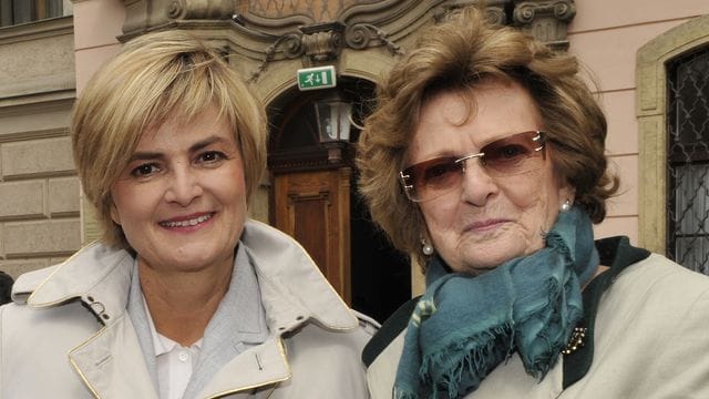 Gloria Fürstin von Thurn und Taxis und ihre Mutter Gräfin Beatrix von Schönburg-Glauchau auf einer Aufnahme aus dem Jahr 2009. Gloria Fürstin von Thurn und Taxis und ihre Mutter Gräfin Beatrix von Schönburg-Glauchau auf einer Aufnahme aus dem Jahr 2009.