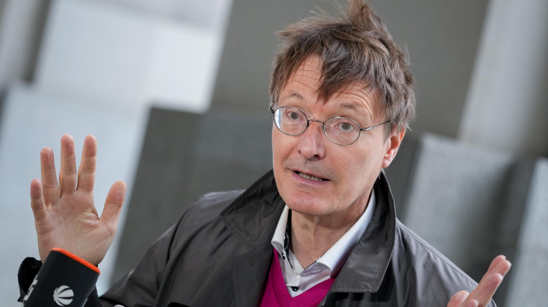 Karl Lauterbach: Der SPD-Gesundheitsexperte hat sich für eine strikte Anwendung der 2G-Regel ausgesprochen. Karl Lauterbach: Der SPD-Gesundheitsexperte hat sich für eine strikte Anwendung der 2G-Regel ausgesprochen.