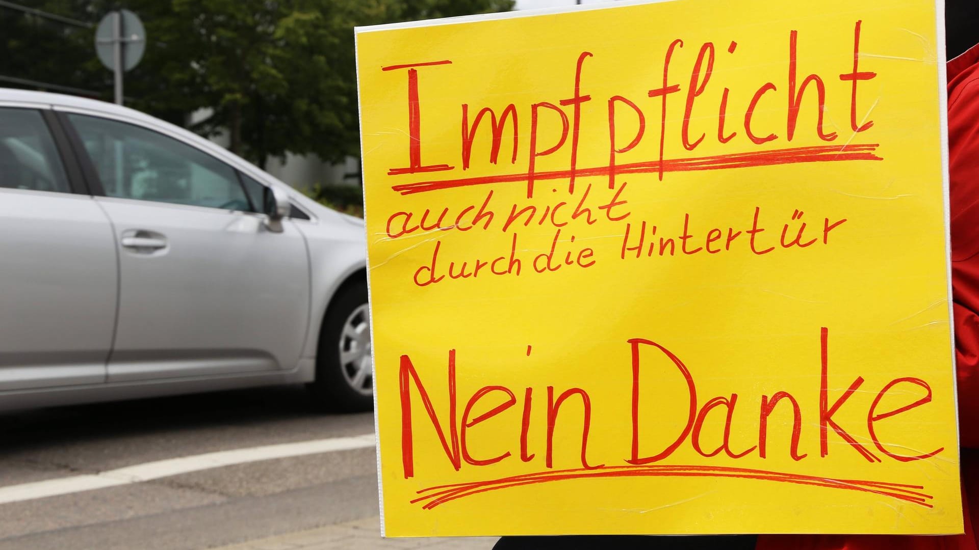 Ein Schild auf einer Demonstration gegen die Corona-Maßnahmen (Archivbild): Ein Berliner wurde nun wegen Volksverhetzung verurteilt.