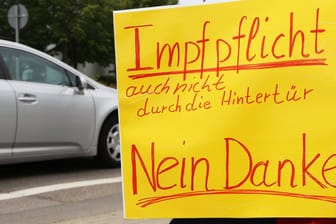 Ein Schild auf einer Demonstration gegen die Corona-Maßnahmen (Archivbild): Ein Berliner wurde nun wegen Volksverhetzung verurteilt.