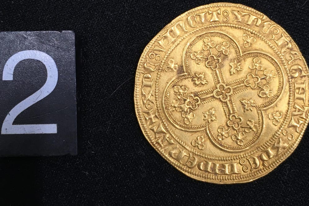 Eine der zehn Münzen, die auf einem Acker im Emsland gefunden wurden: Der Goldschatz stammt aus dem 14. Jahrhundert.