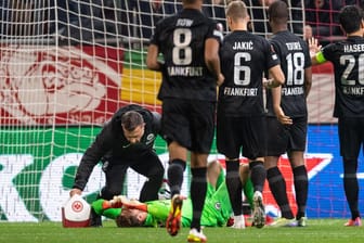 Kevin Trapp liegt am Boden: Der Frankfurter Torwart wurde mit einem Böller abgeworfen.