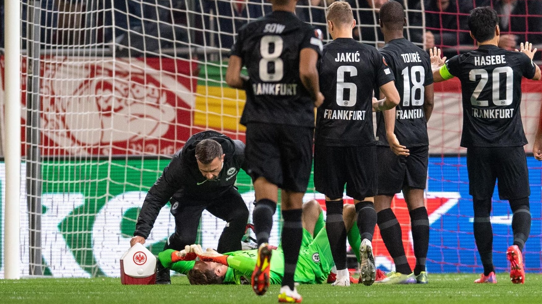 Kevin Trapp liegt am Boden: Der Frankfurter Torwart wurde mit einem Böller abgeworfen.