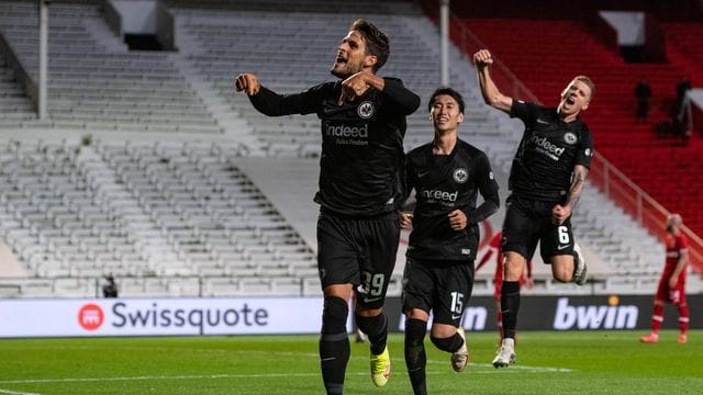 Goncalo Paciencia (l) schoss Eintracht Frankfurt in Antwerpen zum Sieg. Goncalo Paciencia (l) schoss Eintracht Frankfurt in Antwerpen zum Sieg.