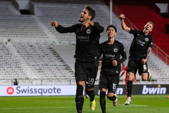 Goncalo Paciencia (l) schoss Eintracht Frankfurt in Antwerpen zum Sieg.