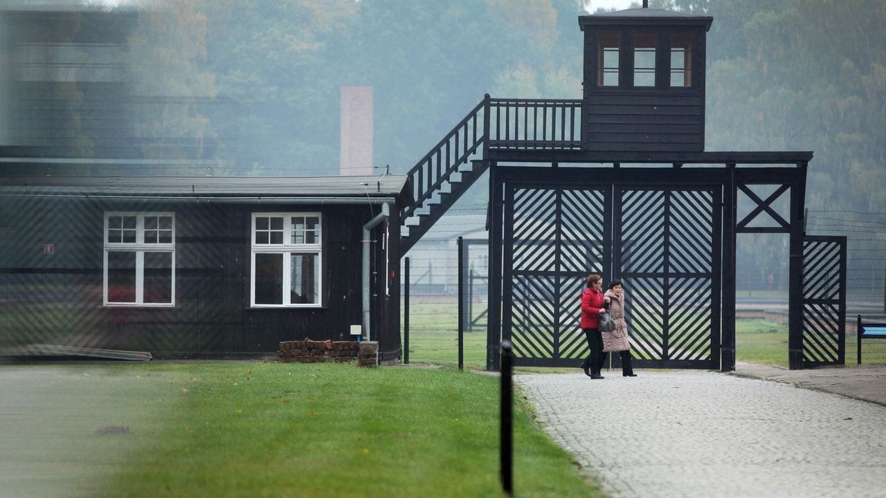 Besucher gehen am Eingang des Stutthof Museums in Sztutowo (Polen) vorbei, in dem an die Verbrechen im ehemaligen deutschen Konzentrationslager Stutthof erinnert wird.