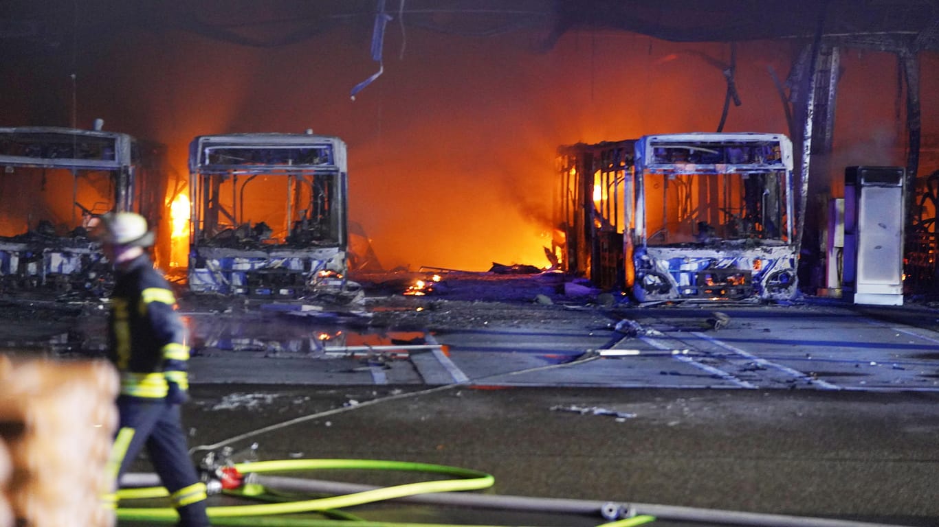 Ausgebrannte Busse in einem Stuttgarter Depot: Die Brandursache ist unklar.