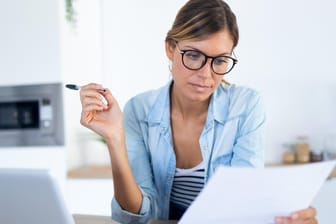 Eine Frau liest ein Schreiben (Symbolbild): Beim Arbeitszeugnis kommt es auf die Feinheiten an.