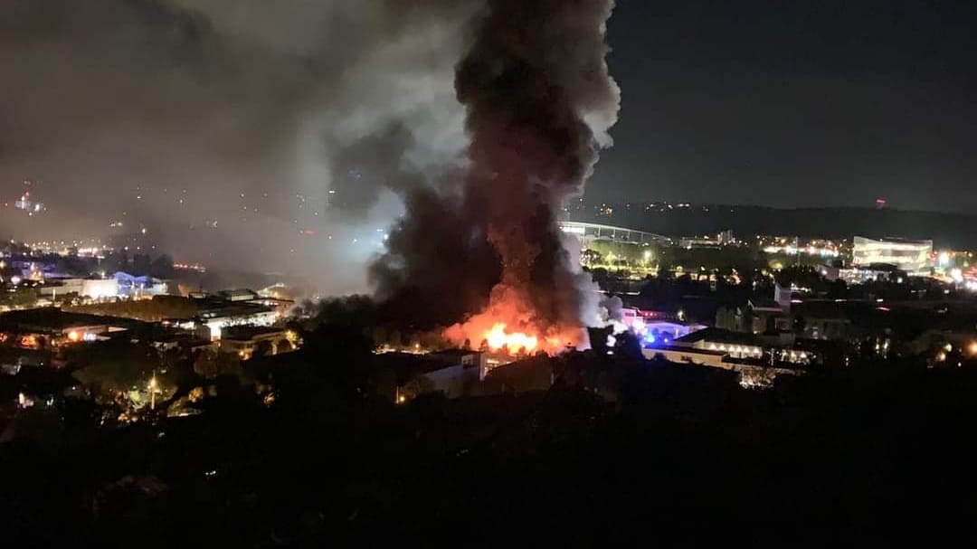 Großeinsatz der Feuerwehr in Stuttgart: Mehrere Fahrzeuge standen in einem Busdepot in Flammen.