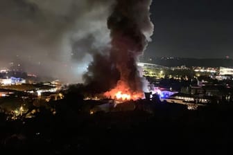 Großeinsatz der Feuerwehr in Stuttgart: Mehrere Fahrzeuge standen in einem Busdepot in Flammen.