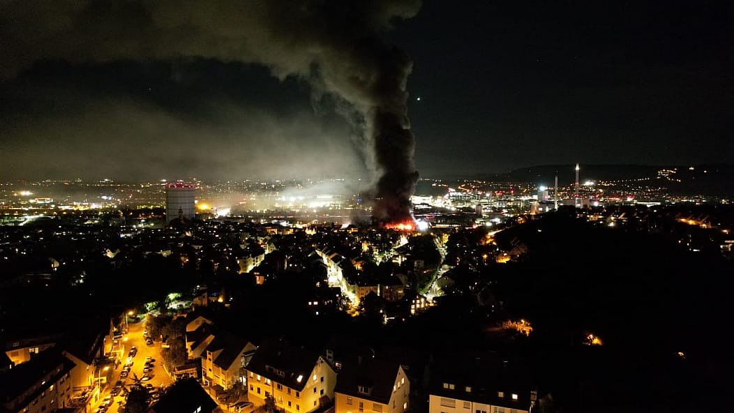 Auch aus der Ferne ist eine dicke Rauchwolke zu sehen: Die Ursache ist noch unklar.